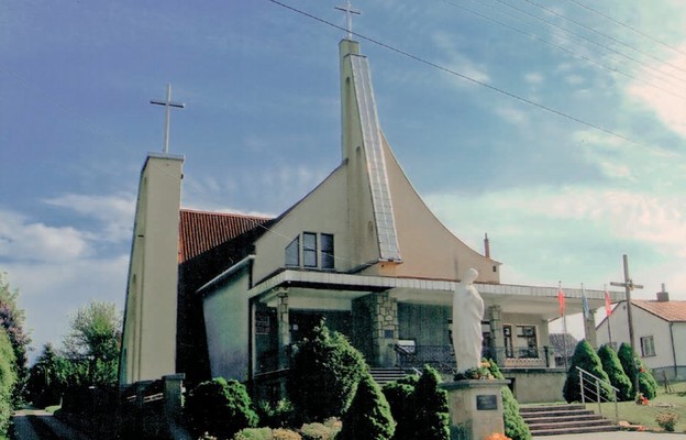 Kościół parafii podwyższenia Krzyża Świętego w Kawęczynie
