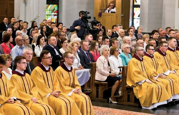 Tegoroczni neoprezbiterzy z bliskimi w katedrze rzeszowskiej