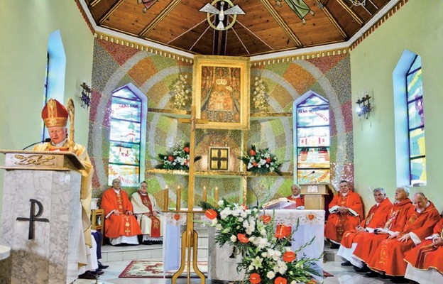 Wnętrze kościoła z matka bożą Sokalską w centrum. Obraz przekazał do świątyni bp Ignacy Tokarczuk