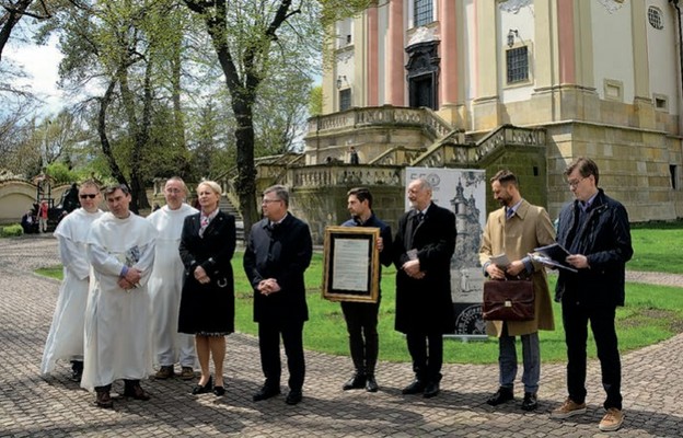 Przedstawiciele skałecznych paulinów oraz władz samorządowych Małopolski i Krakowa podczas konferencji poświęconej przygotowaniom do jubileuszu