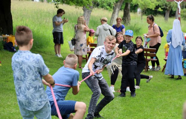 Dzieci chętnie uczestniczyły w różnego rodzaj zabawach