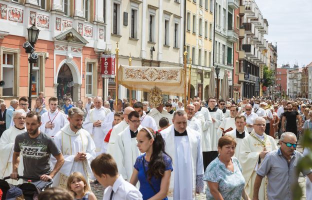 Główna procesja w biskupim mieście zgromadziła tłumy wiernych