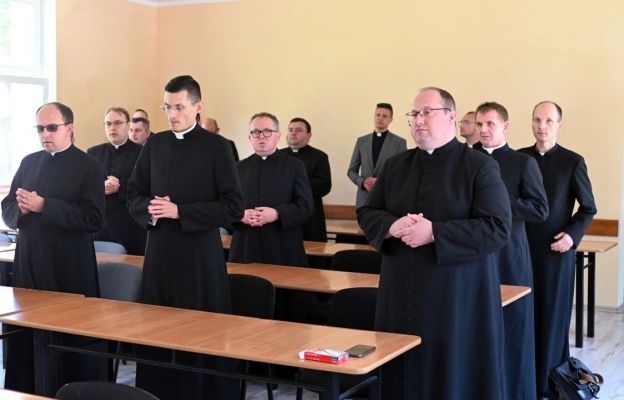 Wikariusze podczas spotkania w Centrum Edukacji Katolickiej na terenie seminarium duchownego