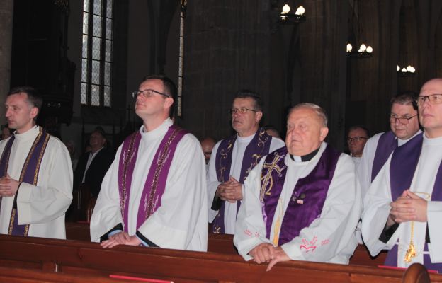 We Mszy św. pogrzebowej uczestniczyli księża diecezji świdnickiej i legnickiej