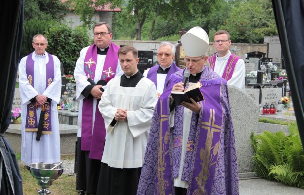 Obrzędom na cmentarzu przy ul. Świdnickiej przewodniczył bp Marek Mendyk