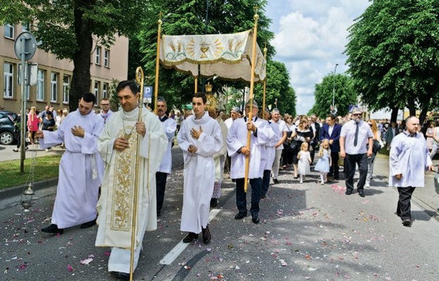 Idąc w procesji za Jezusem Eucharystycznym, czujemy się wyjątkowo zjednoczeni