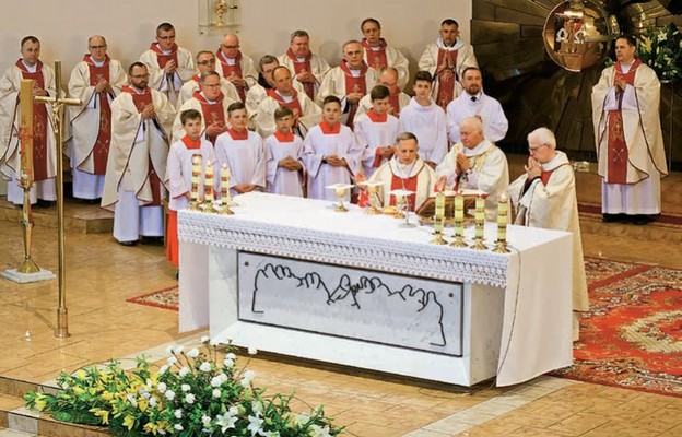 Eeucharystia sprawowana w sanktuarium św. Jana Pawła II