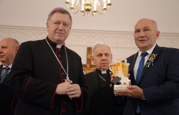 Z rąk abp. Józefa Kupnego wyróżnienie otrzymali bp Jan Kopiec z diecezji gliwickiej, burmistrz Marek Długozima i prof. Jerzy Pietrzak. 