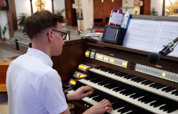 Za organami Tymoteusz Jaśków nie tylko uczeń, ale i organista w świdnickiej parafii Św. Andrzeja Boboli