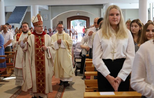 Bp Marek Mendyk podczas pokropienia stacji drogi krzyżowej