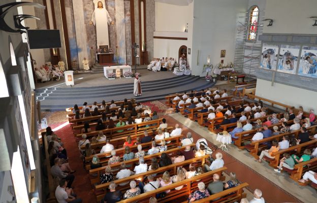 Wnętrze świebodzickiego kościoła, któremu patronuje św. Brat Albert Chmielowski