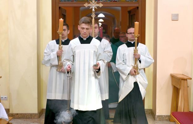 Klerycka asysta podczas Eucharystii w kaplicy głównej świdnickiego seminarium
