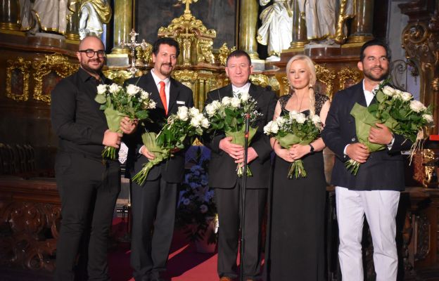  Giulio Mennitti, maestro Gianmario Cavallaro, ks. Bogdan Giemza, Dominika Zamara, Raul Gamez .