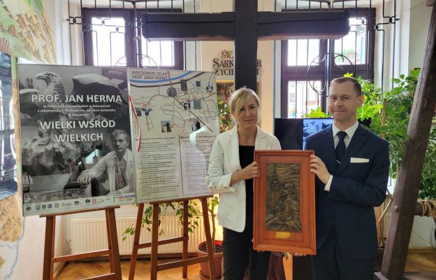  Pracownicy muzeum Jakub Staroń i Łucja Skrond prezentują replikę rzeźby prof. Hermy. 