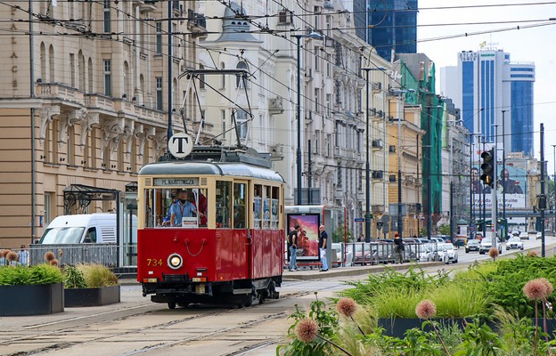 Zabytkowy tramwaj na ulicach Warszawy