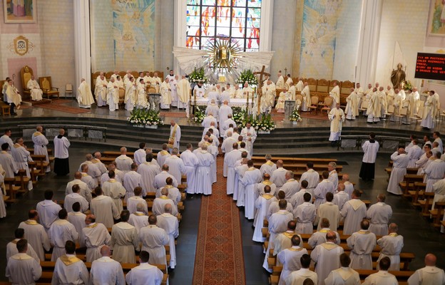 W katedrze modlili się kapłani z całej diecezji rzeszowskiej