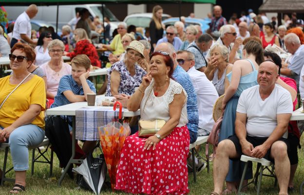 Wypełniony parafianami i gośćmi parafialny ogród  