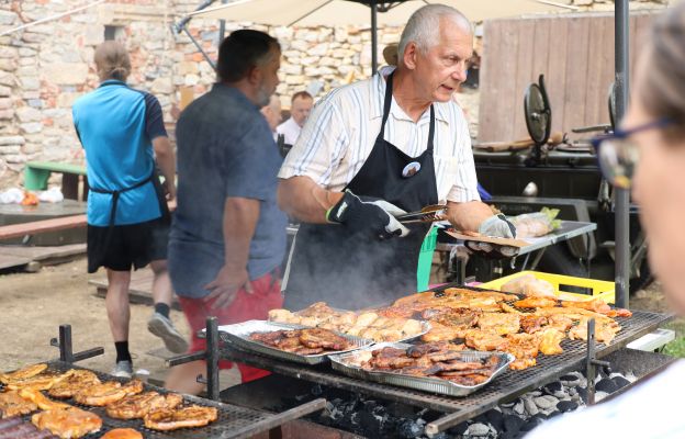 Przedstawiciele Rady Parafialnej serwowali danie z grilla