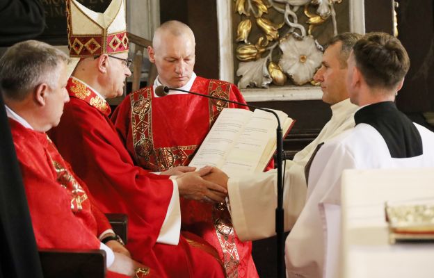 Diakon Henryk ślubuje cześć i posłuszeństwo biskupowi świdnickiemu