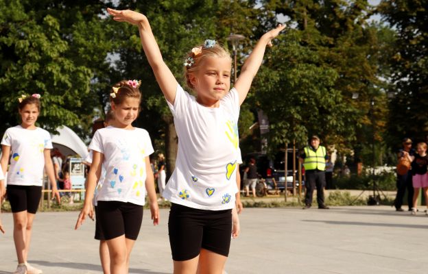 Przed zebranymi w parku zaprezentowała się m. in. grupa ukraińskich dzieci zrzeszonych przy Fundacji Inicjatywa.