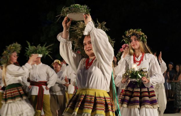 Na sam koniec widowiska dziewczęta ruszyły z wiankami w stronę Witoszówki przepływającej przez park.