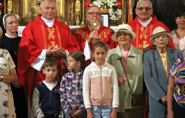 Kapłani wraz wiernymi i relikwiami św. Teresy Benedykty od Krzyża