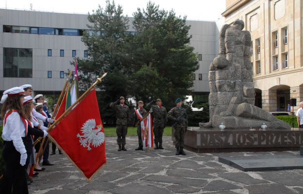 Od lat pod tym pomnikiem przypominamy ich los, ale nigdy wcześniej napis na tym monumencie „Nasz los przestrogą” nie brzmiał tak dramatycznie jak dziś, gdy na Ukrainie trwa wojna - mówił rektor Politechniki Wrocławskiej prof. Arkadiusz Wójs.