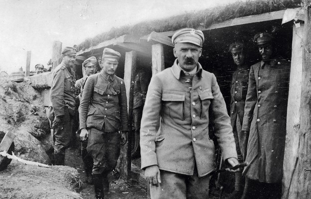 Józef Piłsudski w okopach 1. Pułku Piechoty Legionów Polskich – fotografia z sierpnia 1916 r.