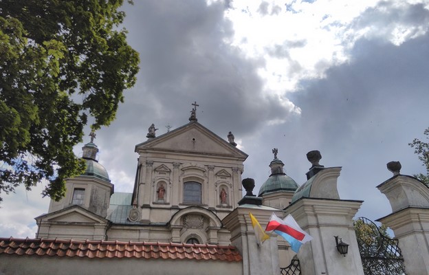 Studzianna - Poświętne. Poświętne. Kościół św. Filipa Neri i św. Jana Chrzciciela, gdzie  koniecznie trzeba się zatrzymać.