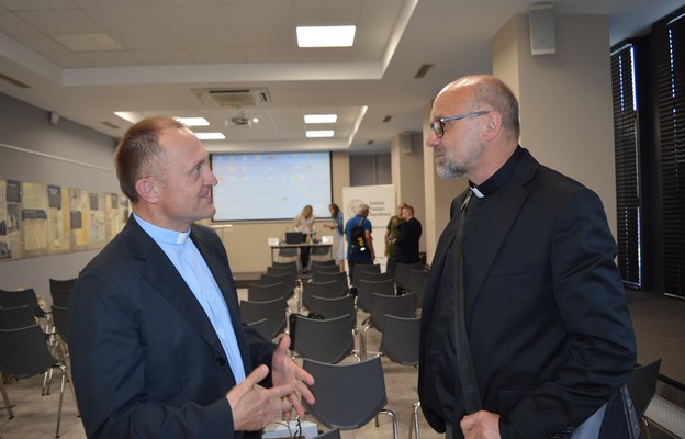 W przerwie konferencji dyskusję kontynuują ks. dr Tomasz Gocel i ks. Leszek Struzik