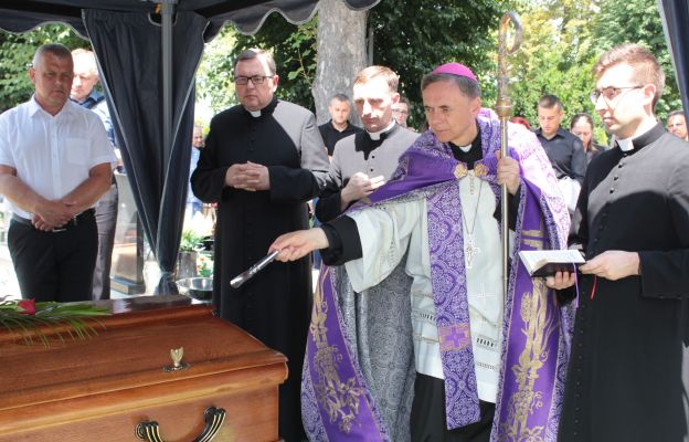 Ciało zmarłego parafianina spoczęło na cmentarzu komunalnym przy ul. Olszowej.