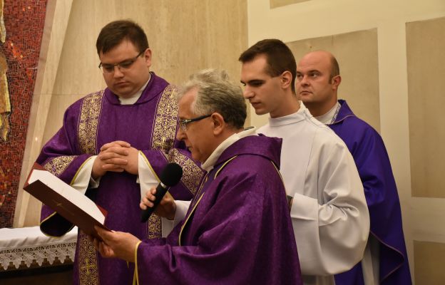 Modlitwa za bp. Zdzisława Golińskiego w krypcie biskupów częstochowskich
