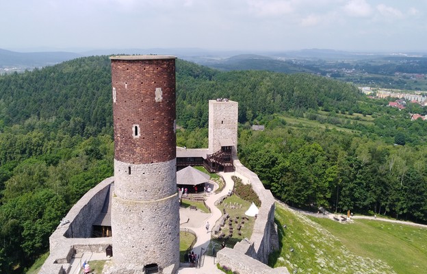 Chęciny. Z wież czasem widać Tatry