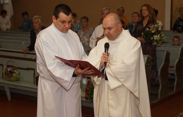 Ks. kan. Andrzej Majka pochodzi ze Stronia Śląskiego, jest doktorem filozofii, ma 43 lata 