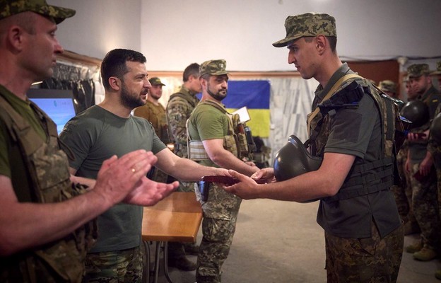 Prezydent Ukrainy Wołodymir Zełenski wręcza odznaczenia żołnierzom