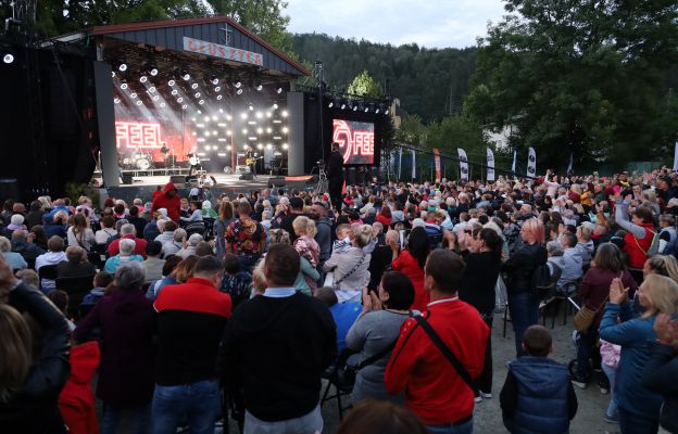 Scena przed kościołem w Głuszycy