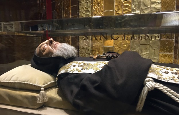 Niezmienione ciało św. Ojca Pio spoczywa w szklanym sarkofagu w San Giovanni Rotondo