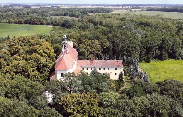 Franciszkański klasztor w Woźnikach – miejsce atrakcji dla duszy i ciała