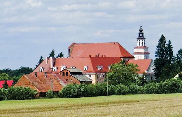 Pokarmelitański kasztor wraz z kościołem