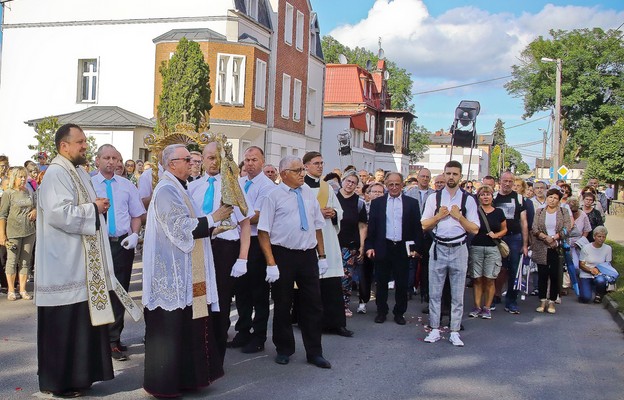 Procesje z figurą Matki Bożej są stałym elementem odpustu