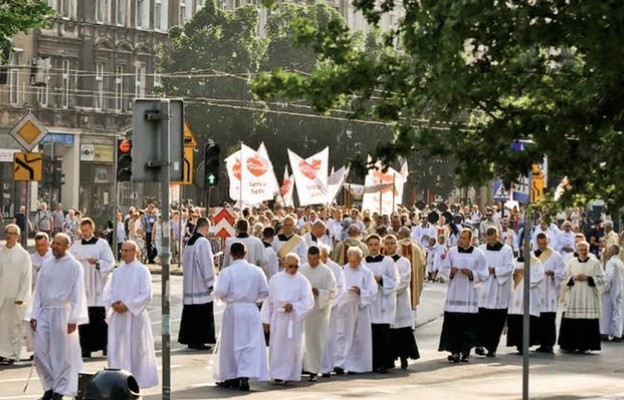 Eucharystyczna procesja z kościoła ojców jezuitów do sanktuarium Serca Jezusowego