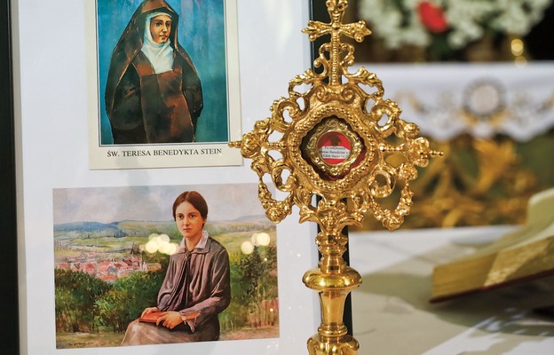 Relikwiarz z fragmentem habitu  św. Teresy Benedykty od Krzyża