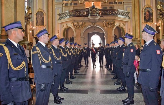 W bazylice archikatedralnej strażacy uczestniczyli w dziękczynnej Mszy św.