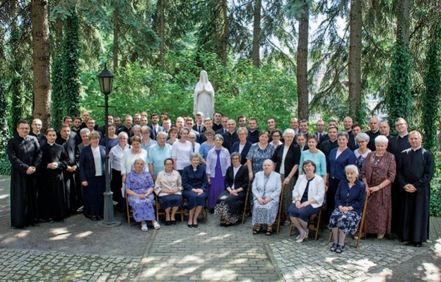 Pamiątkowe zdjęcie sióstr ze wspólnotą seminaryjną