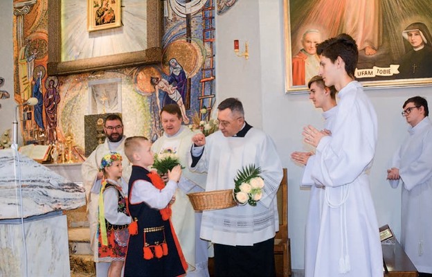 Jubilat częstował cukierkami dzieci składające życzenia i przybijał z nimi  „piątki”