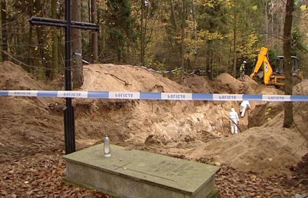 Masowe groby pomordowanych w Lesie Białuckim