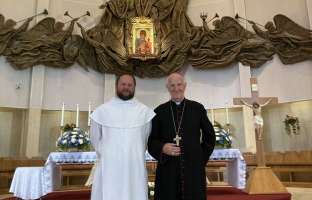 Biskup senior Ignacy Dec i o. Marcin Ćwierz przeor klasztoru Ojców Paulinów w Doylestown w Pensylwanii