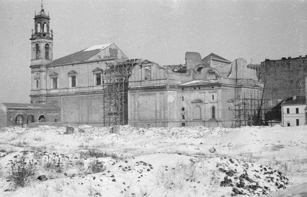 Zniszczony kościół Wszystkich Świętych przy pl. Grzybowskim w Warszawie. Do likwidacji getta świątynia była wyspą życia w morzu śmierci