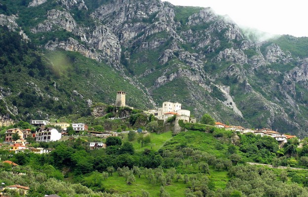 Kruja i jej zamek położone na zboczu masywu górskiego