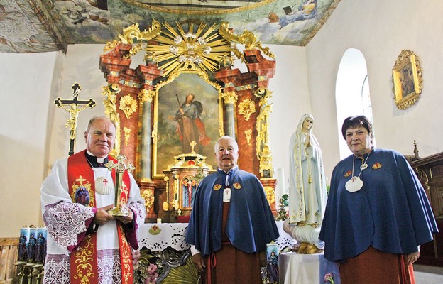 Kustosz sanktuarium ks. kan. Stanisław Czerwiński z członkami Bractwa św. Jakuba w Jakubowie
